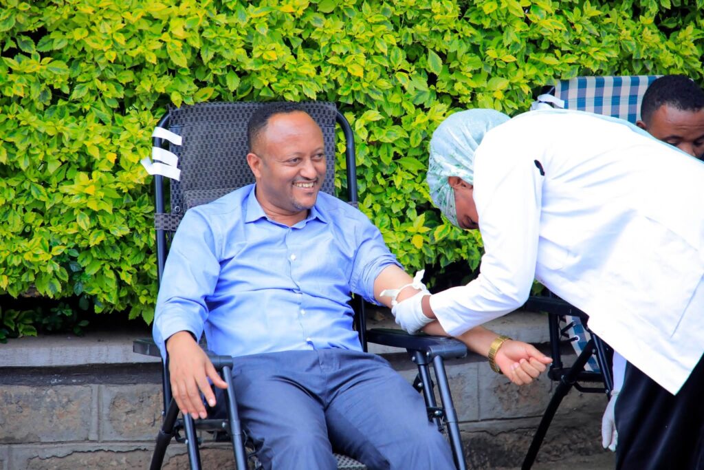 የክልሉ ጤና ቢሮ ኃላፊ አቶ ሳሙኤል ዳርጌ በጤናው ዘርፍ የሚሰሩ የክረምት የበጎ ፈቃድ አገልግሎትን በበጎ ፈቃድ ደም በመለገስ አስጀምረዋል ፡፡ 1