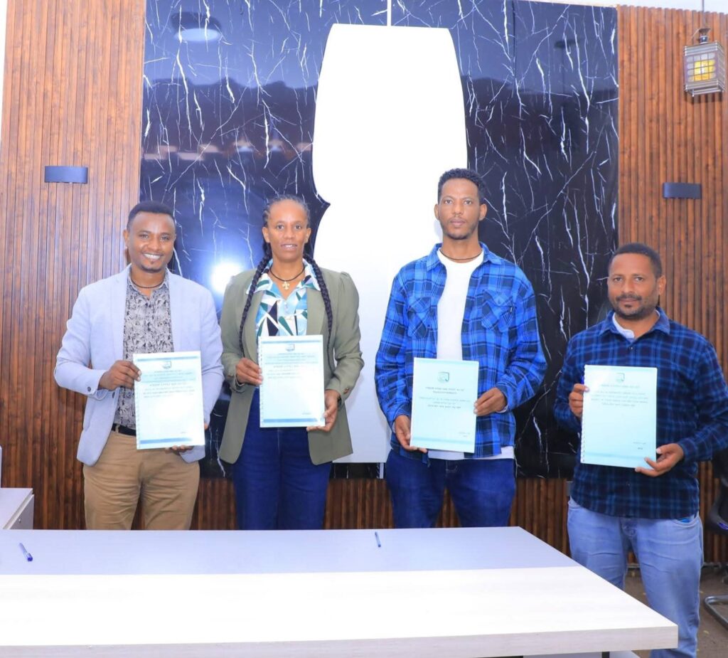 የማዕከላዊ ኢትዮጵያ ክልል ጤና ቢሮ ምክትል ኃላፊ አቶ ፋሲካ አለሙ በስሩ ካሉ የስራ ኃላፊዎች ጋር የ2018 የእቅድ ግብ ስምምነት ተፈራረመ ፡፡ 1