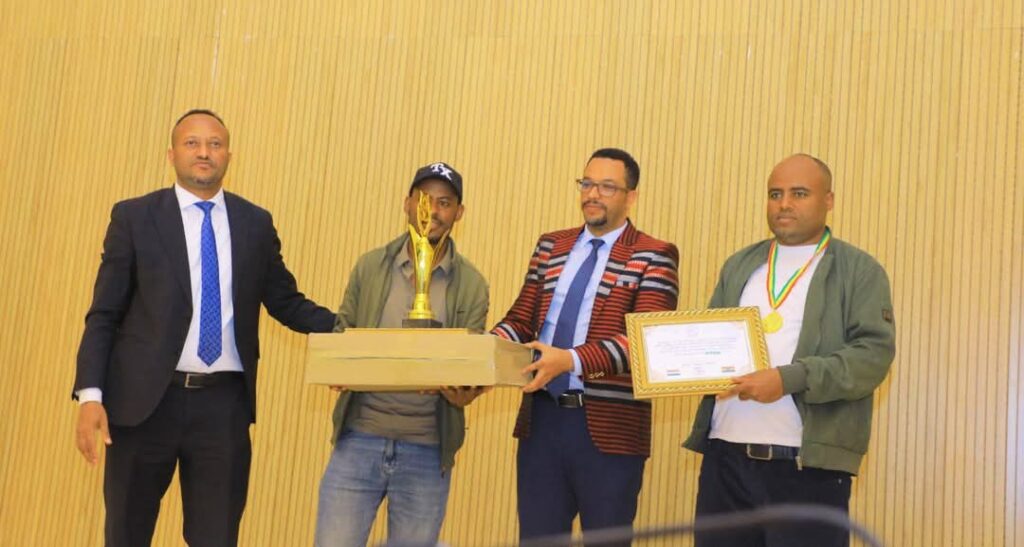 በማዕከላዊ ኢትዮጵያ ክልል ጤና ቢሮ የ2017 የማህበረሰብ ዐቀፍ ጤና መድህን አጠቃላይ አፈጻጸም ከፍተኛ አፈጻጸም ላስመዘገቡ የክልሉ ወረዳ አስተዳደር እና ጤና ጽ/ቤቶች እውቅናና ሽልማት ተበረከተላቸው ፡፡ 1